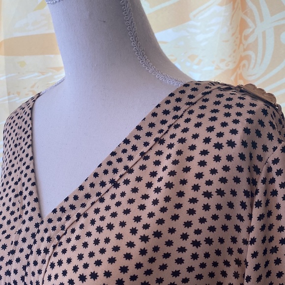 DRESS BARN XL BLACK & TAN 3/4 SLEEVES BLOUSE 100% POLYESTER V NECK - Picture 2 of 6